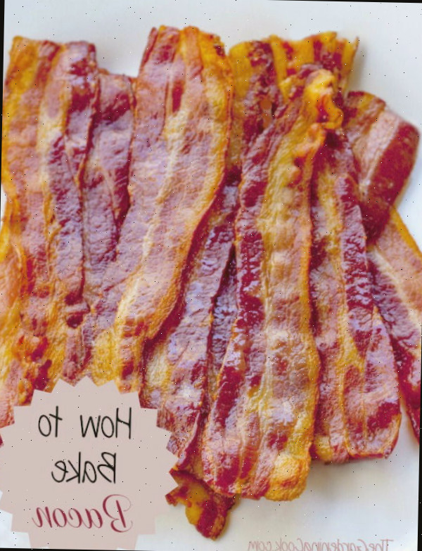 Fatias de bacon assado em um balcão branco com as palavras Como Assar Bacon