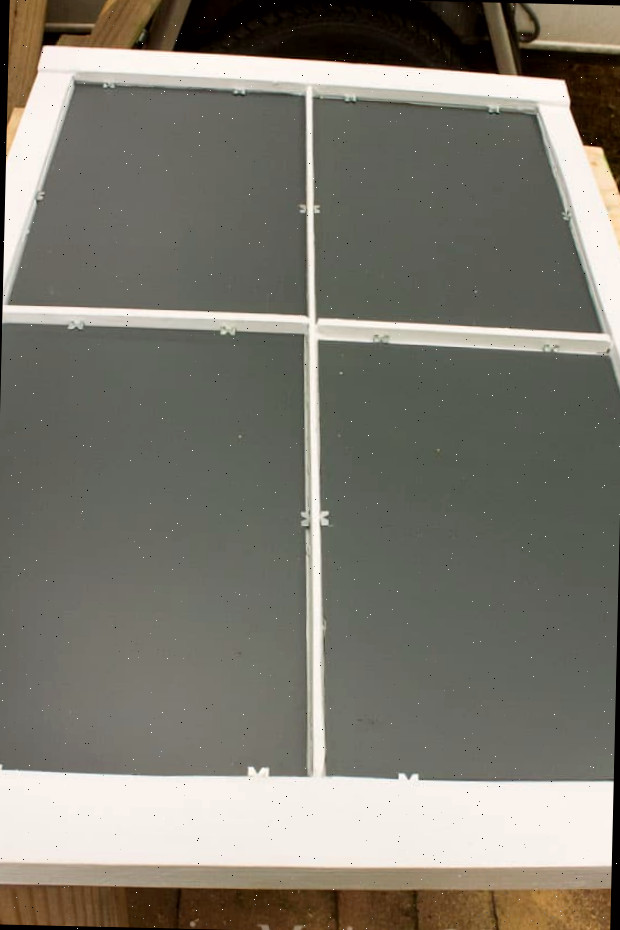 Um laptop em cima de uma janela