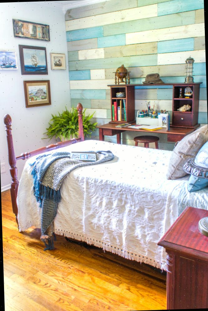 Cama vintage com roupa de cama branca em uma parede de tábuas costeiras