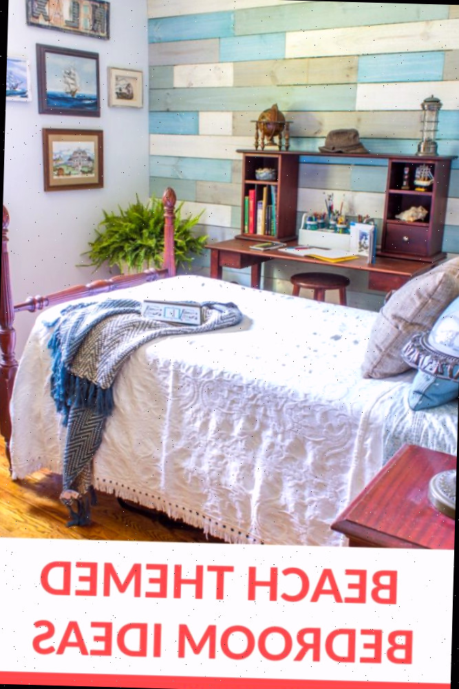 Cama vintage com roupa de cama branca ao lado de uma parede azul de tábuas