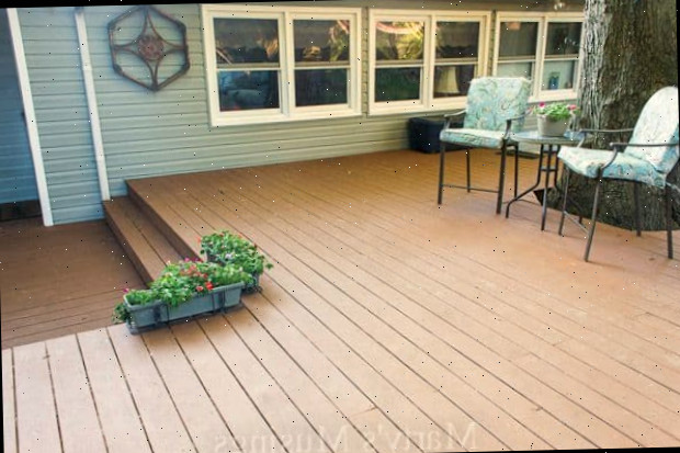 Uma cadeira em frente a uma casa no deck dos fundos