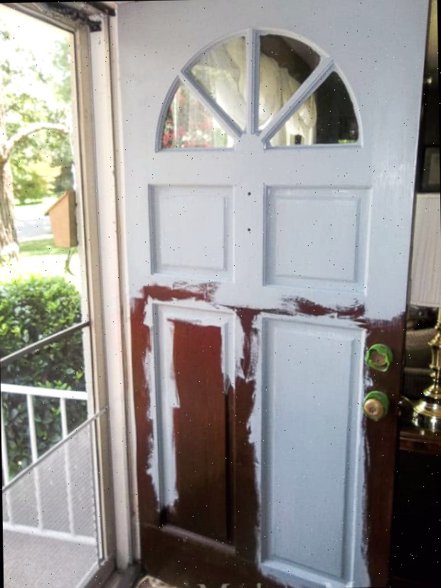 Uma porta com uma janela
