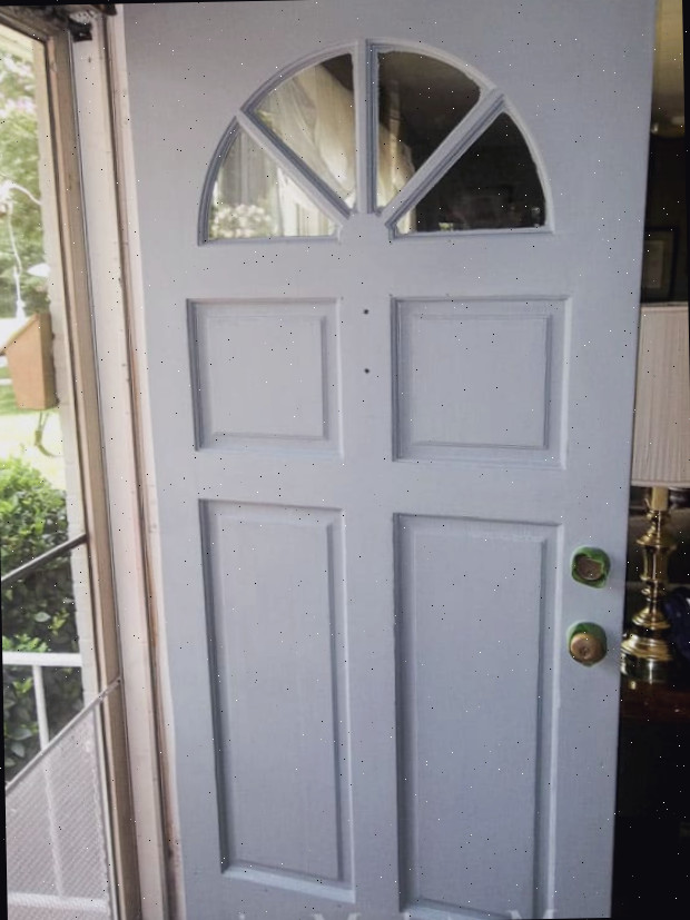 Uma porta com uma janela