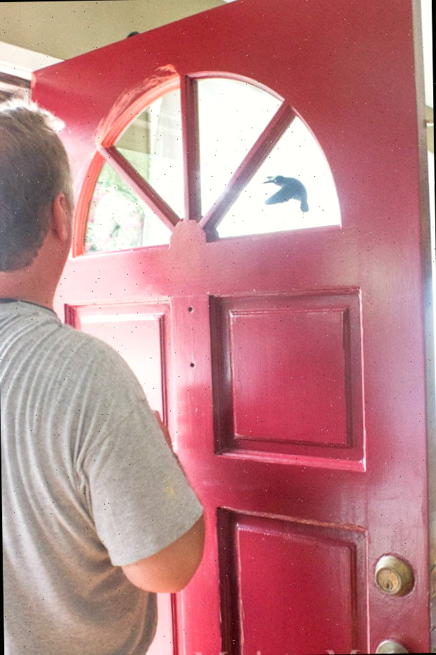 Um homem diante de uma porta