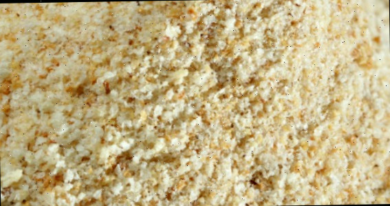 Pão amanhecido ralado transformado em farinha de rosca