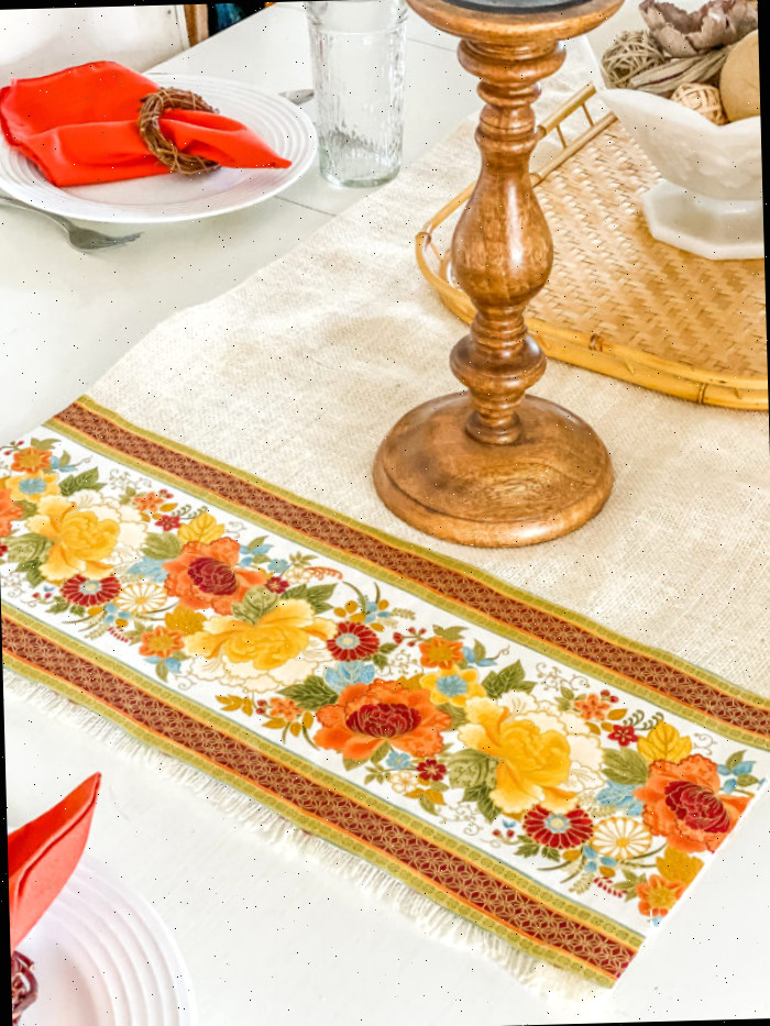 Caminho de mesa de juta e tecido para o outono