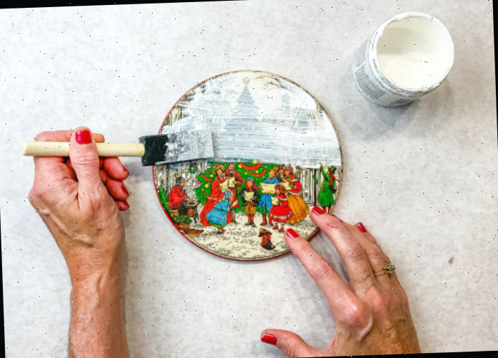 Pintando a tampa de uma lata vintage de Natal