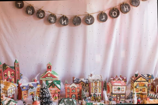 Vila de Natal com faixa de quadro-negro O Holy Night suspensa acima