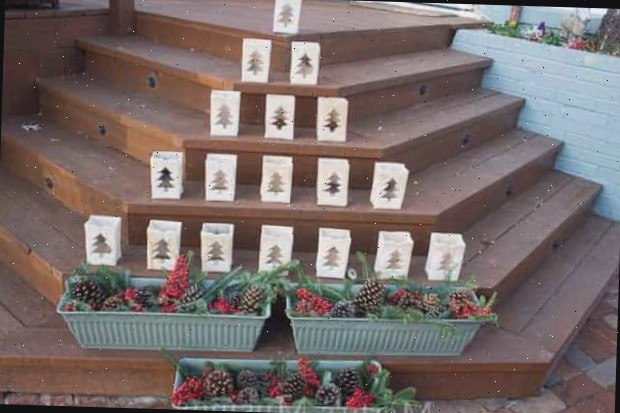 Lanternas no formato de árvore de Natal para seu deck ou varanda com vasos moldados.