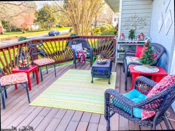 Deck decorado para o Natal com decorações azuis e vermelhas