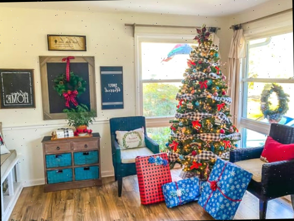 Árvore de Natal com decorações azuis e vermelhas