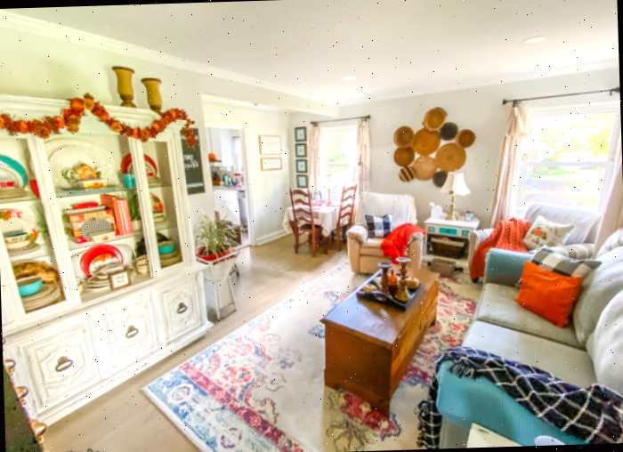 Sala de estar adornada para o outono com detalhes xadrez em laranja e preto