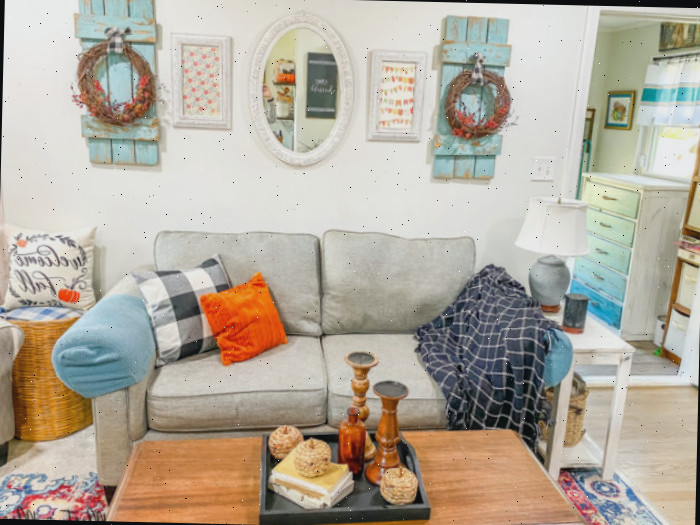 Sala de estar de outono com guirlandas e cobertor xadrez preto