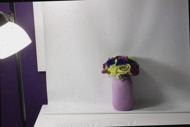 Um vaso de flores em uma mesa