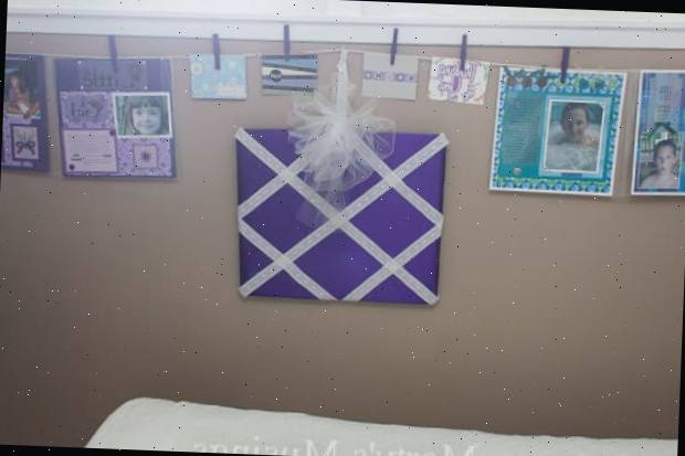 Um quarto com uma cama e uma pintura na parede