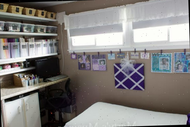 Um quarto com uma grande janela