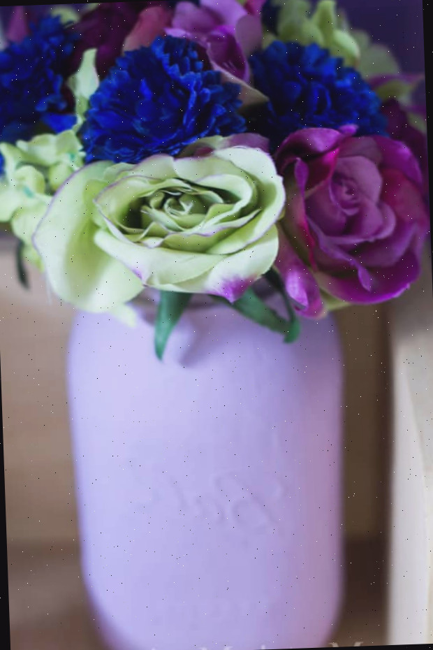 Um vaso repleto de flores roxas