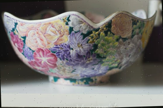 Um vaso de flores em uma superfície