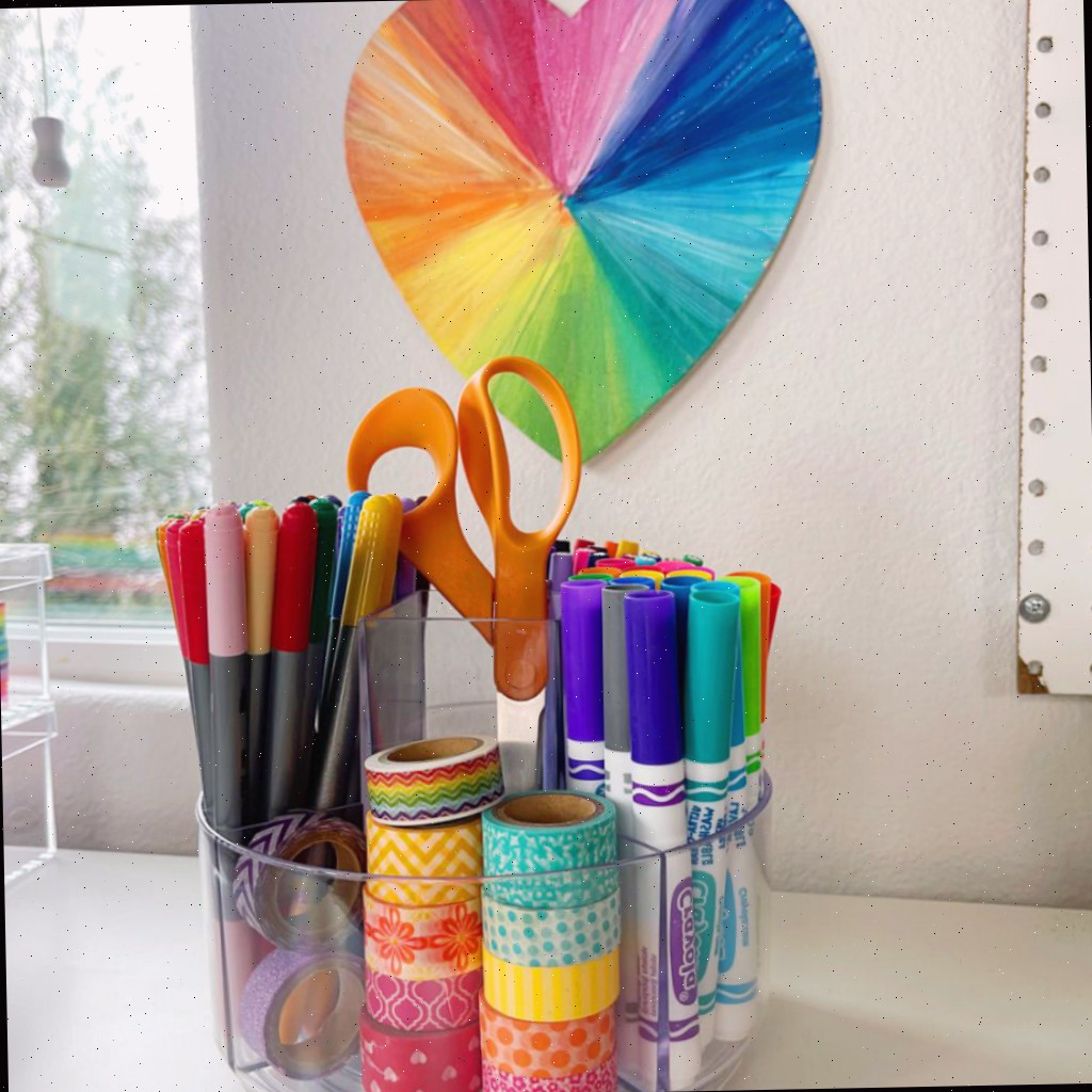 Organizando materiais de artesanato com um girador de maquiagem