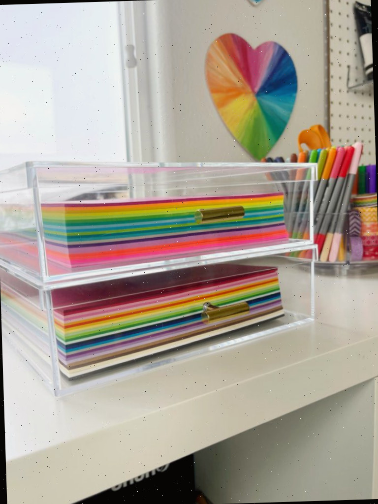 Ideia de armazenamento de papel para um quarto de artesanato utilizando caixas acrílicas