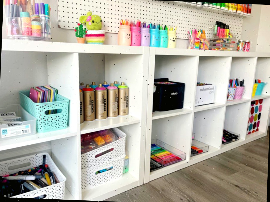 Organização de espaço de artesanato com prateleiras quadradas IKEA