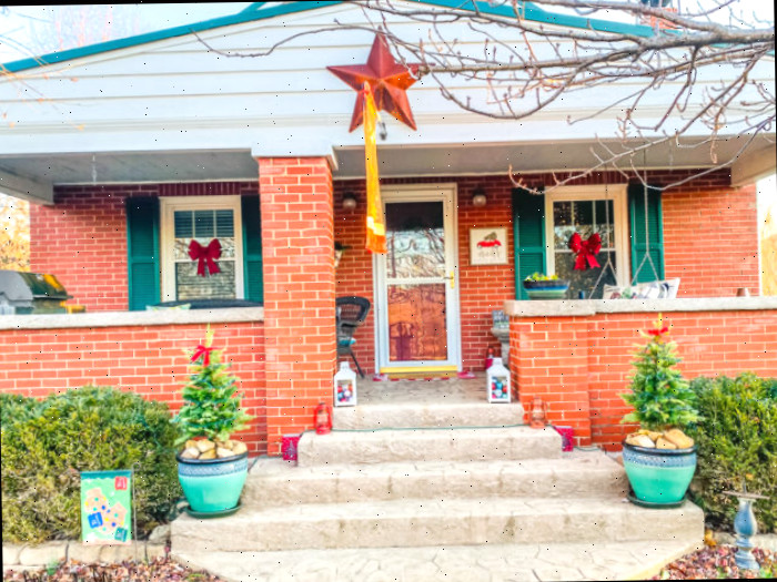 Casa em estilo craftsman adornada para o Natal em tons de vermelho e verde