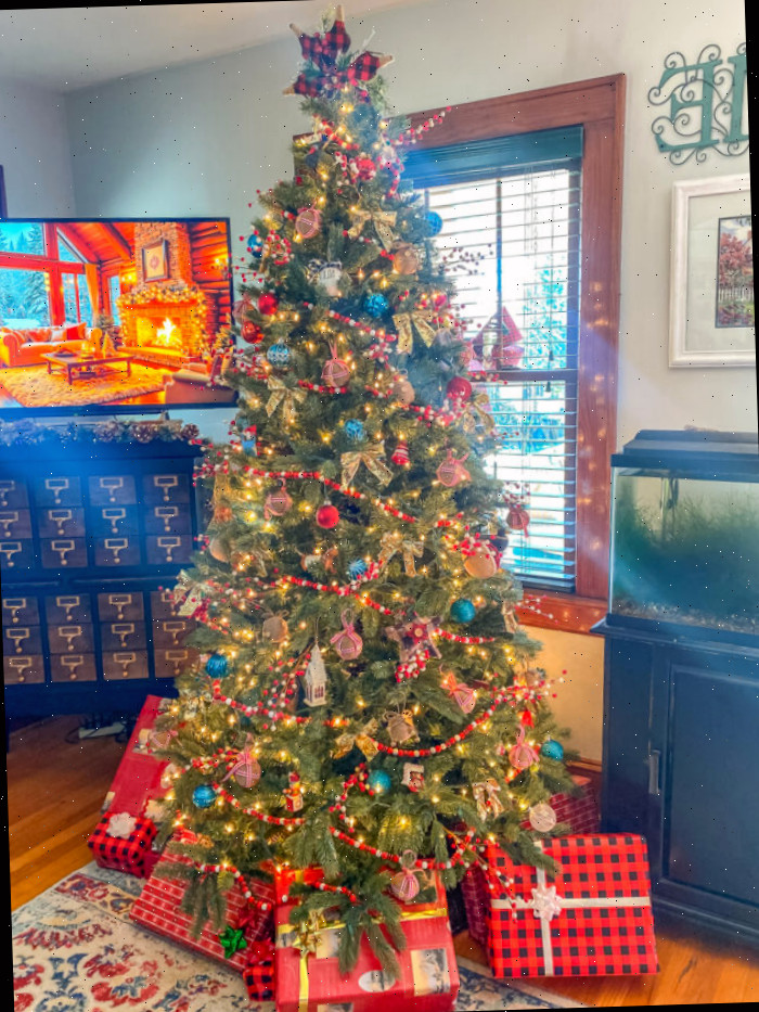 Árvore de Natal com decorações vermelhas xadrez buffalo e enfeites azuis