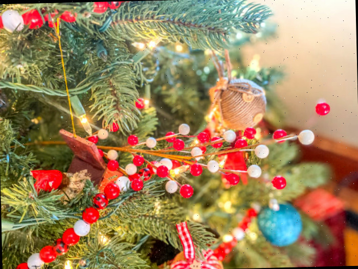Arranjos florais vermelhos e brancos utilizados na árvore de Natal