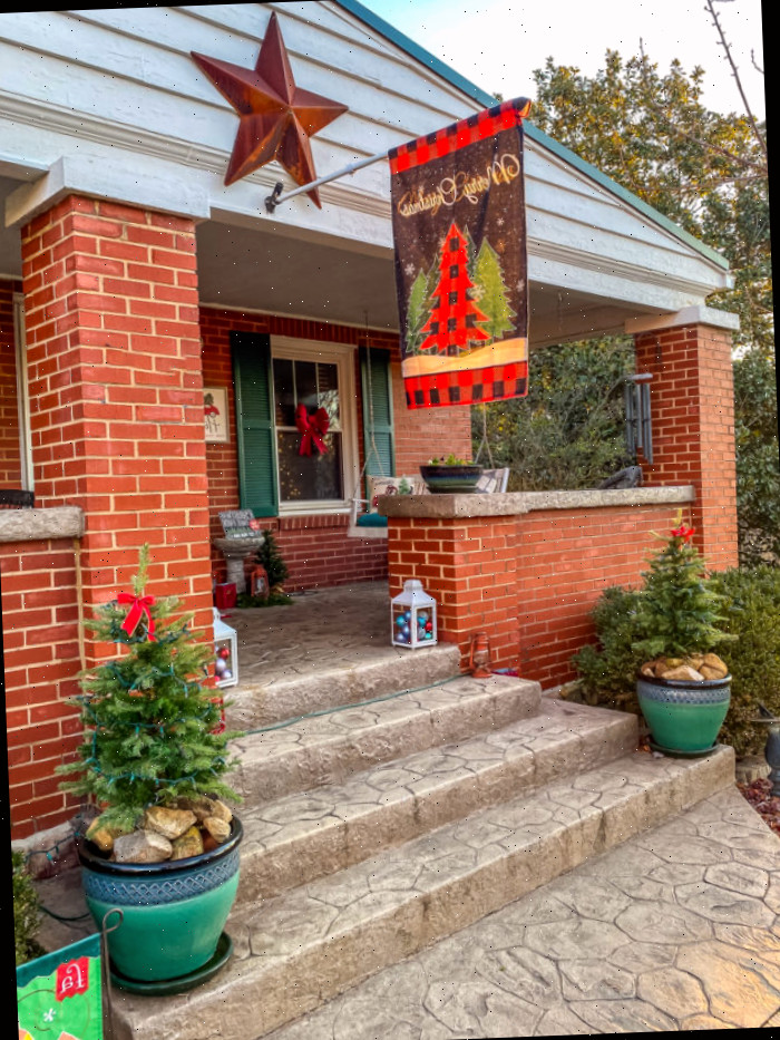Varanda frontal e entrada de uma casa em estilo craftsman decoradas para o Natal