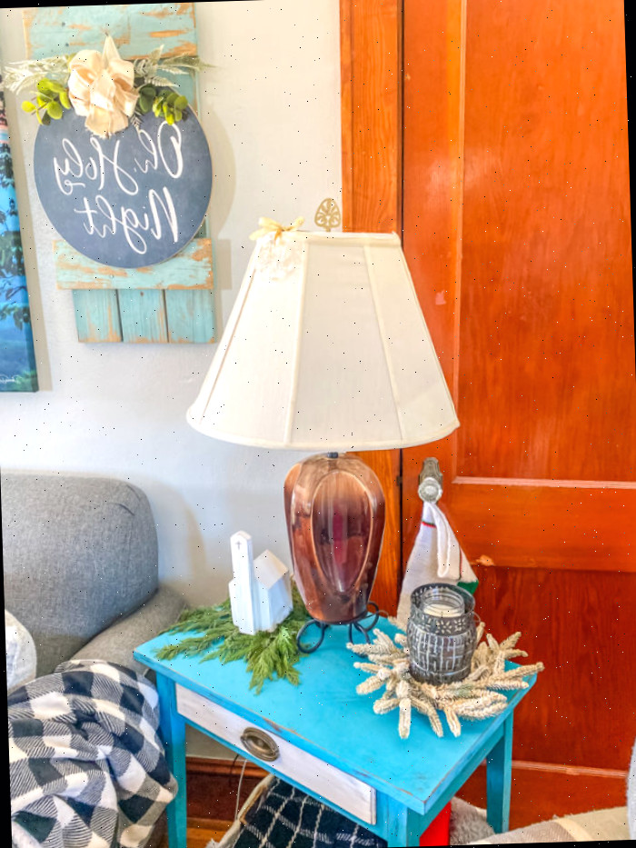 Abajur vintage marrom em cima de uma mesa lateral azul