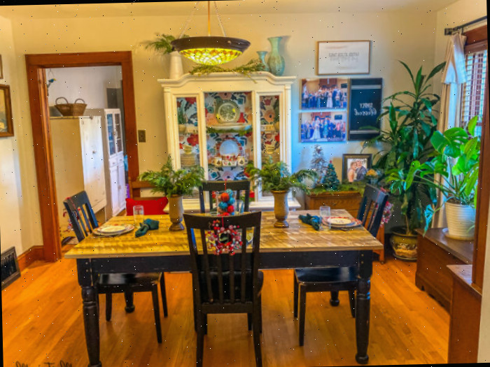 Casa em estilo craftsman adornada para o Natal com folhagens e decorações vintage