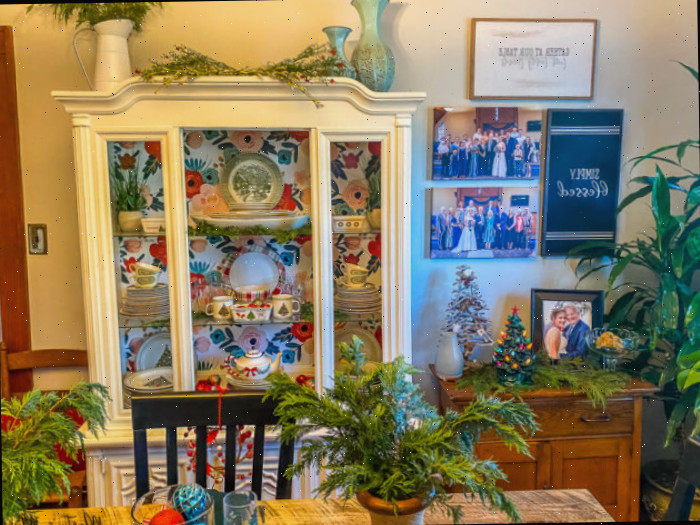 Sala de jantar de uma residência no estilo craftsman decorada para o Natal