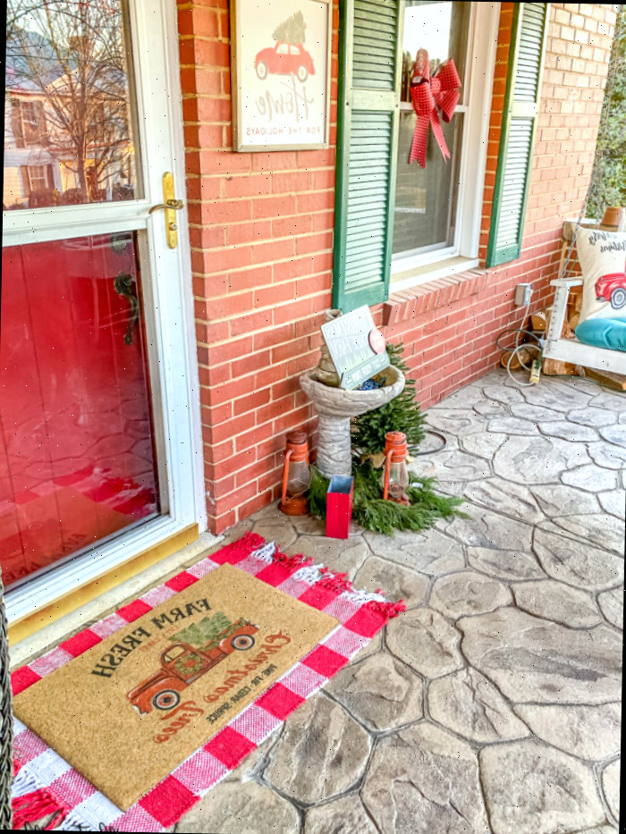 Varanda frontal de casa em estilo craftsman adornada para o Natal com xadrez búfalo vermelho