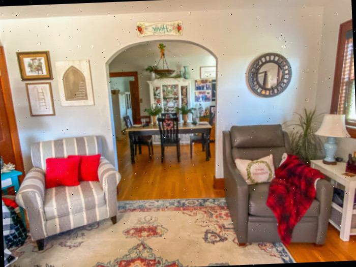 Casa em estilo craftsman com arco na sala adornada para o Natal