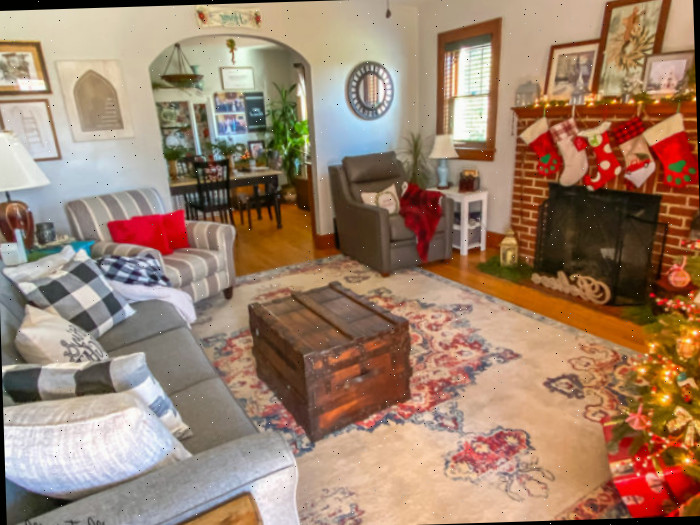 Sala de estar de casa em estilo craftsman adornada para o Natal com vermelho e verde tradicionais