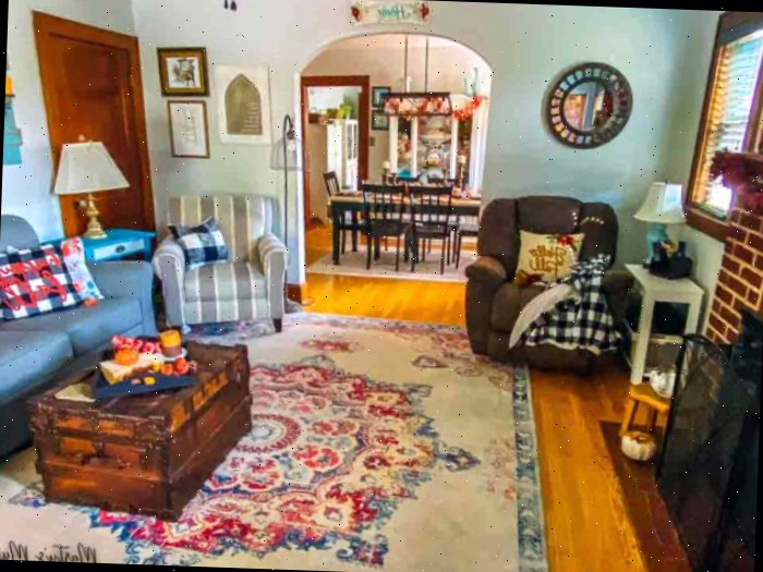 Casa aconchegante de outono com toques de laranja e azul