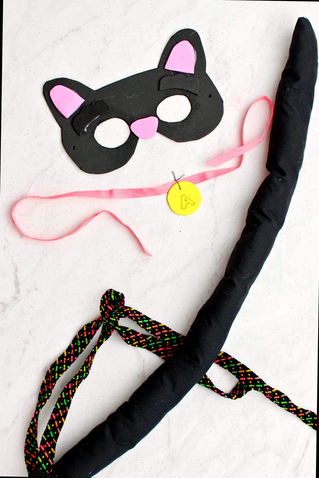 Máscara de gato preto, colar e cauda.