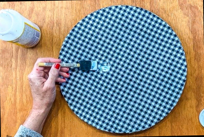 Adicione Mod Podge à superfície do sousplat xadrez buffalo para selar