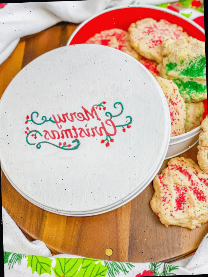 Lata decorada de Feliz Natal com biscoitos de açúcar