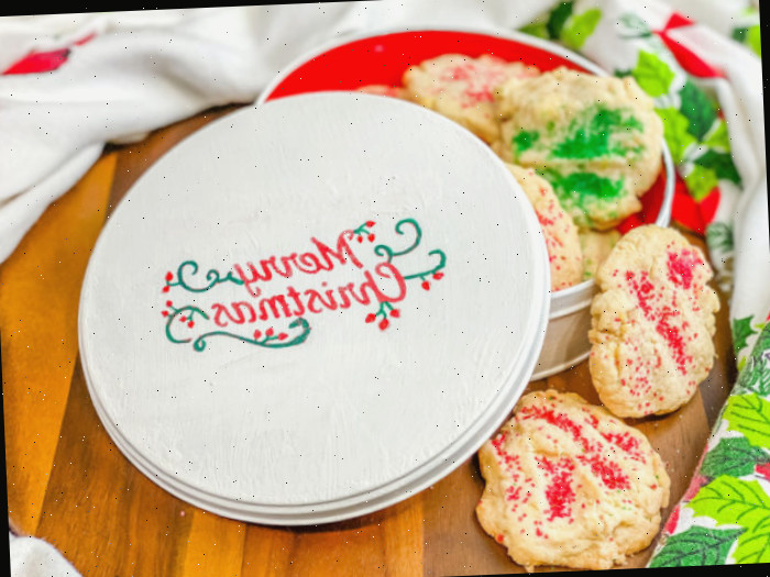 Lata branca de Feliz Natal com biscoitos de açúcar dentro