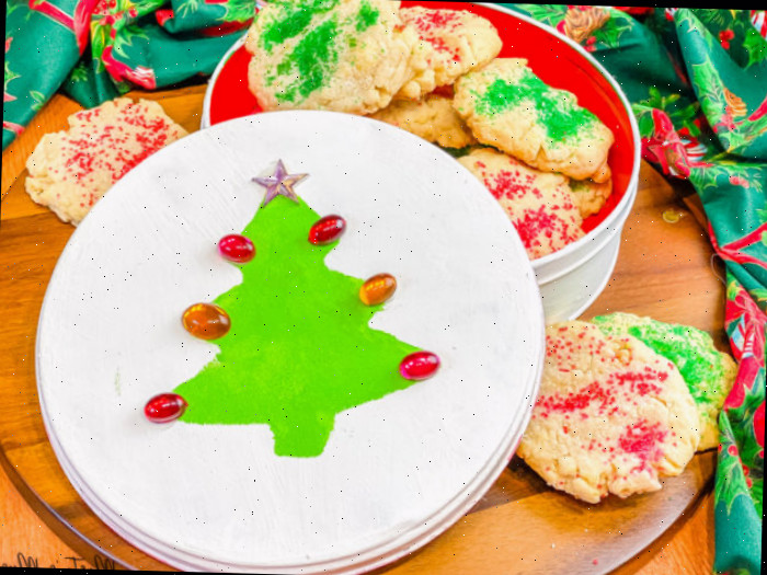 Lata com árvore de Natal pintada e biscoitos de açúcar