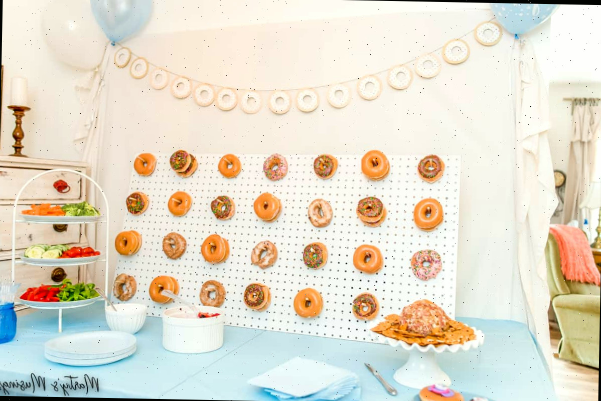 Como Fazer uma Parede de Donuts e uma Faixa Correspondente