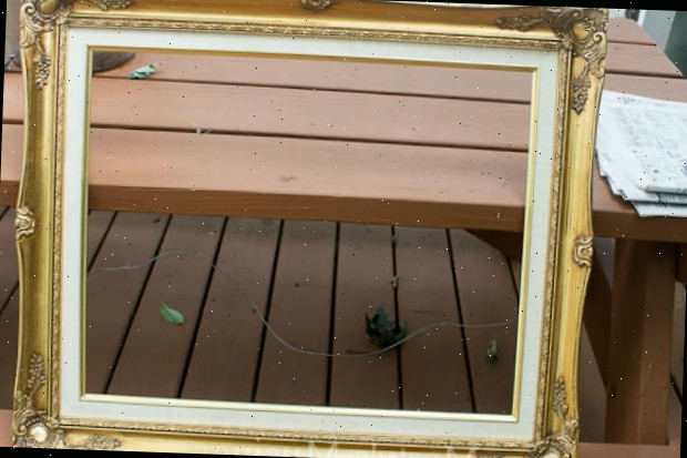 Moldura vintage com detalhes intrincados em dourado