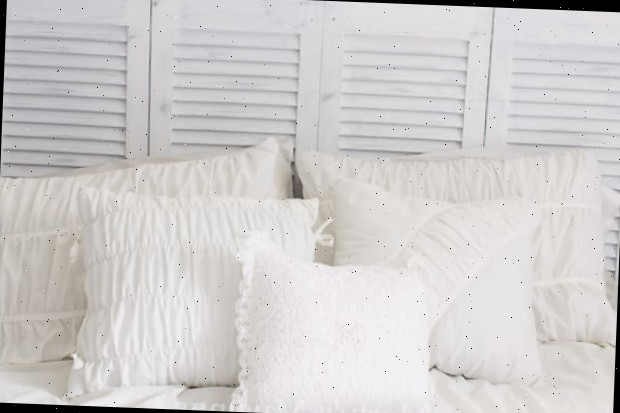Uma cama grande em um quarto
