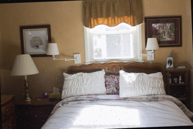 Um quarto com uma cama e uma escrivaninha em um quarto de hotel
