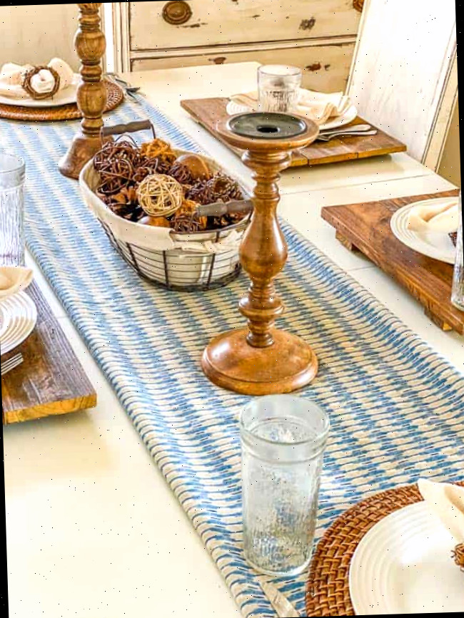 toalha vintage dobrada como caminho de mesa com detalhes em madeira