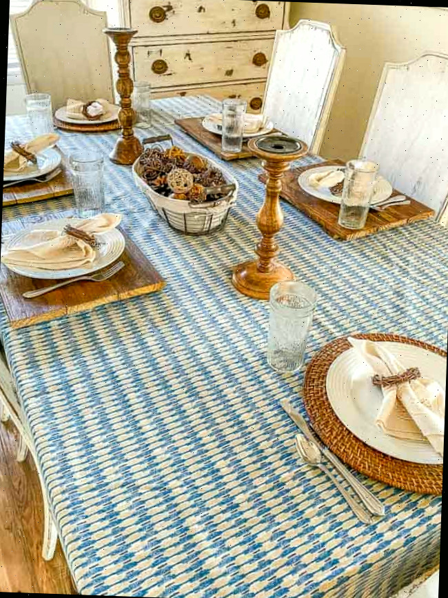 toalha vintage azul usada como toalha de mesa com acessórios de madeira