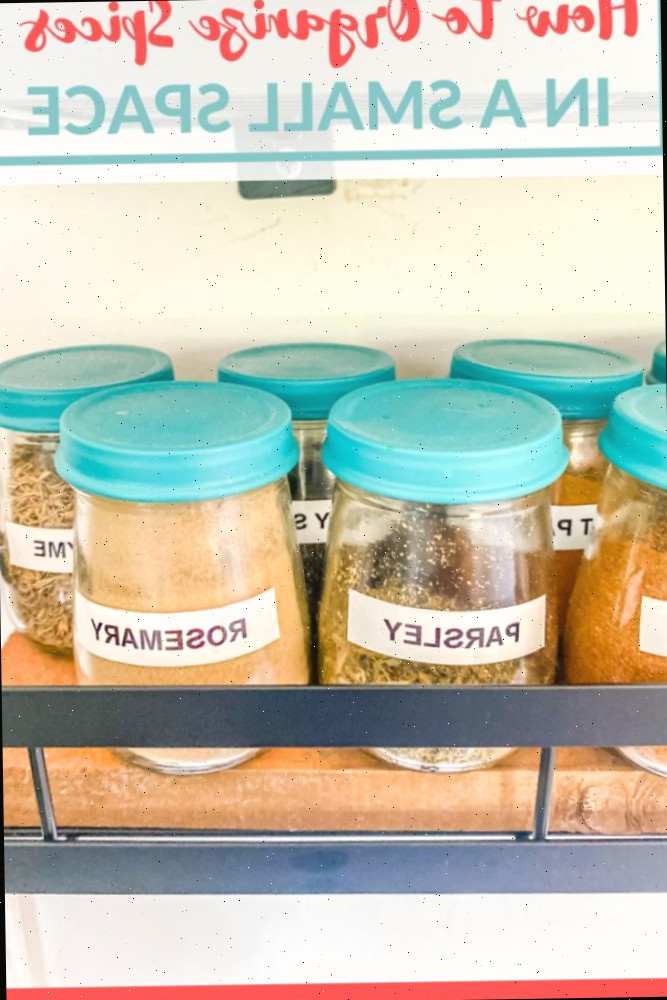 frascos de comida para bebês preenchidos com especiarias e tampas pintadas de azul