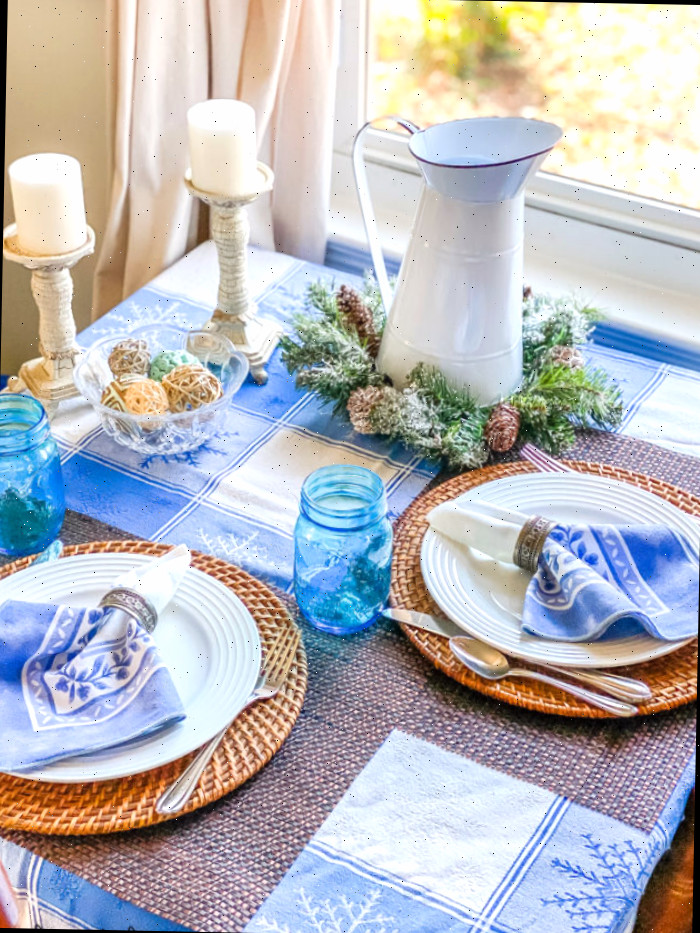 mesa pequena com toalha de flocos de neve e detalhes em azul
