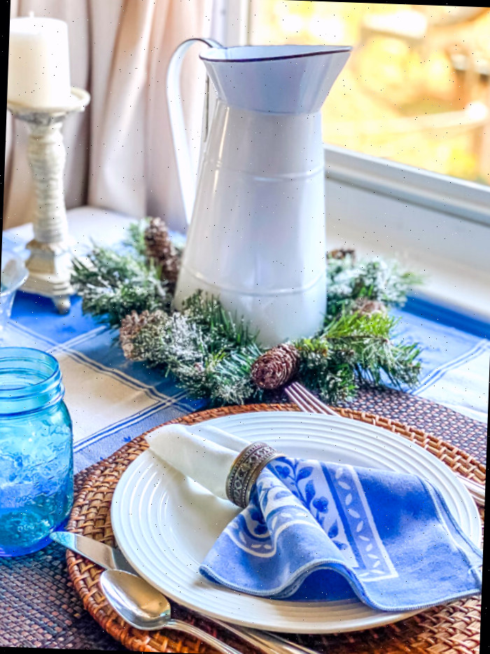 toalha de mesa azul de inverno com detalhes azuis em mesa de jantar pequena